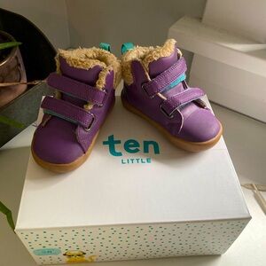 Ten little boots size 6